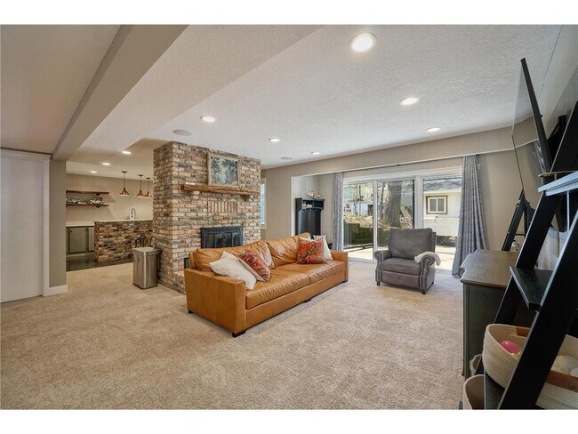 Building Photo - 1832 Essex Rd