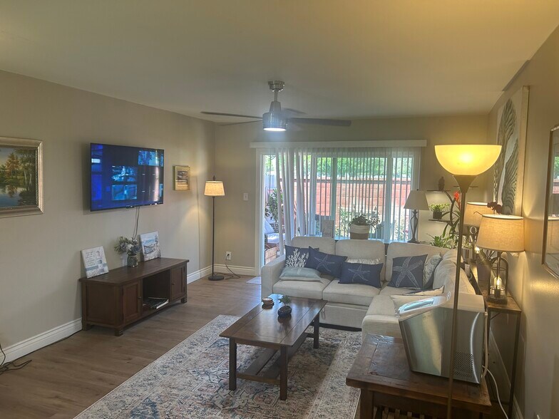 Building Photo - 208 N La Plaza