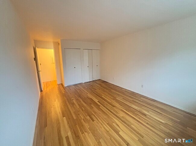 Building Photo - 637 Cove Rd