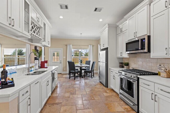 Building Photo - 2211 Silverbonnet St