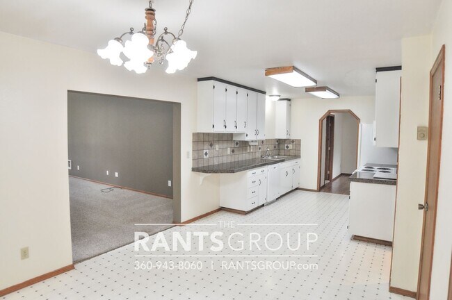 Building Photo - Beautiful Home in Tumwater on 1/2 acre!