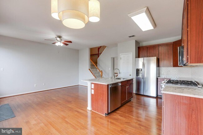 Building Photo - Spacious 3-level townhome with a 2-car garage in the desirable South Riding community.