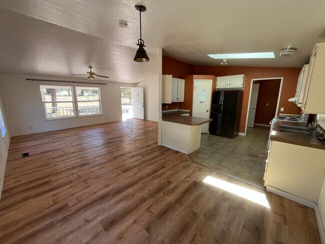 Building Photo - Country 3-bdr/2-bath with huge yard in Crooked River Ranch!