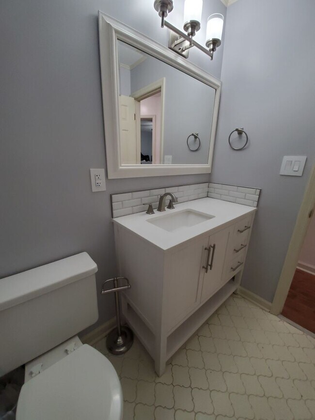 Building Photo - 225 Woodglen Dr