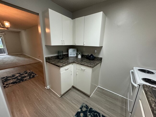 Building Photo - RENOVATED 3/2 TOWNHOUSE MOVE IN READY!