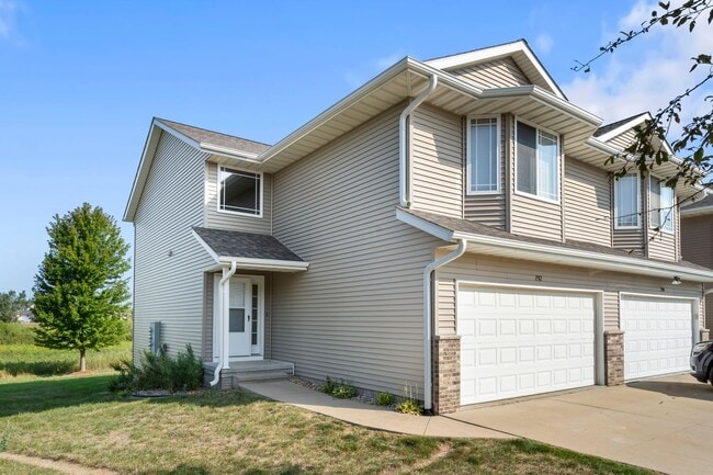 Building Photo - Beautiful End Unit Condo - 4 Bedrooms, Linn Mar Schools