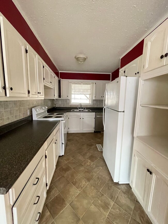 Building Photo - 3 bedroom 1 bath house