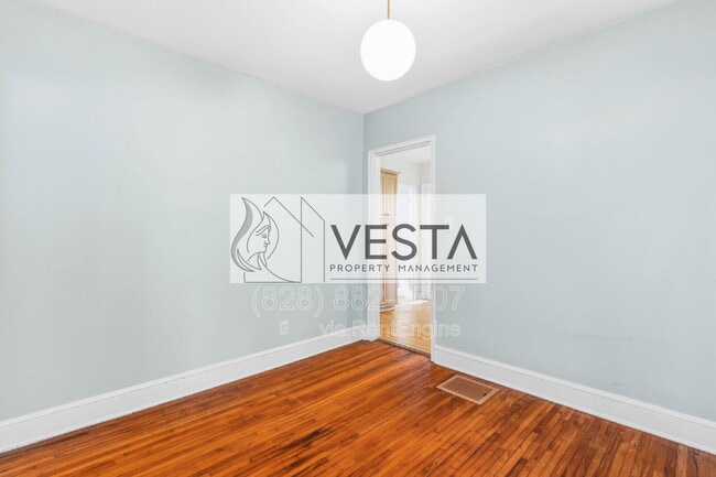 Building Photo - 18 Canterbury Rd