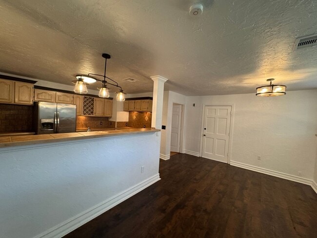 Building Photo - GORGEOUS! 5 Bedroom, 3 Bathroom Home in Deland!