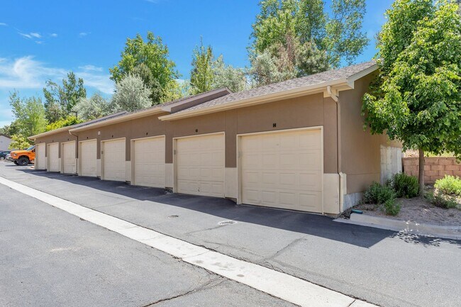 Building Photo - Updated 2 Bedroom, 2 Bath First Level Condo in Gated Community