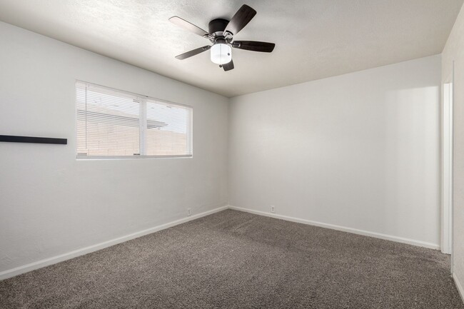 Building Photo - South Scottsdale Charmer! 4 bed + Office, ...