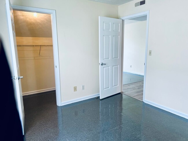 Building Photo - 1BR in West Louisville-Section 8 accepted!
