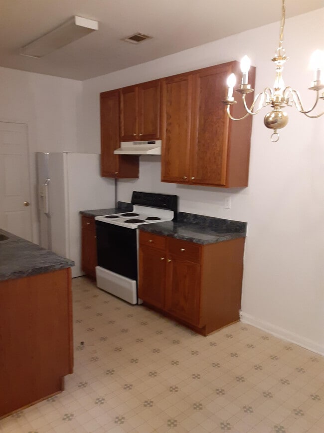 Building Photo - 196 Brookview Dr