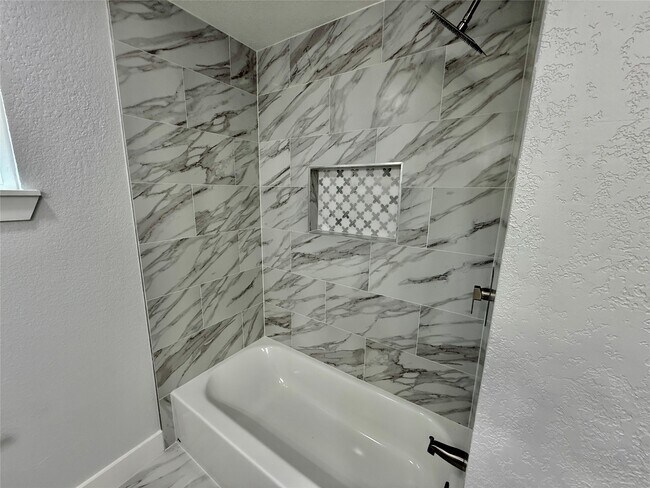 Building Photo - 1631 Shadow Bend Dr
