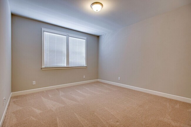 Building Photo - 9810 Glenmore Ln