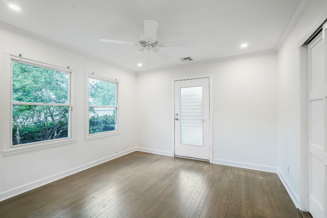 Building Photo - 555 Honore Dr
