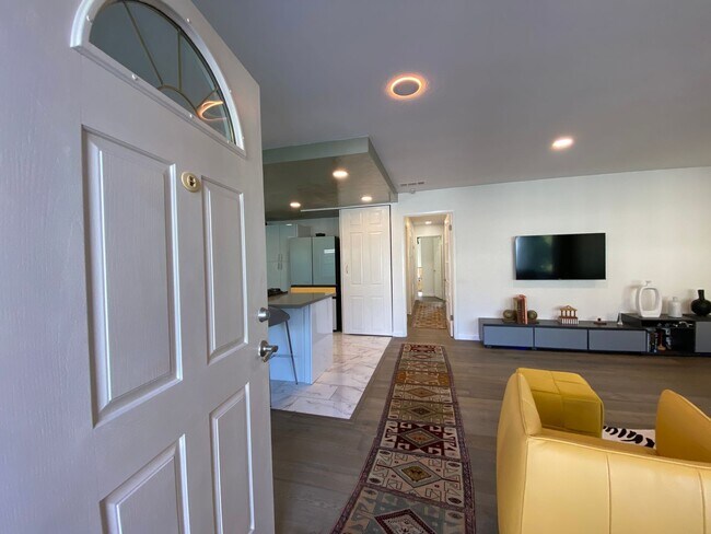 Building Photo - Stunning 3-bedroom, 2-bathroom coastal condo with Modern Custom Upgrades!