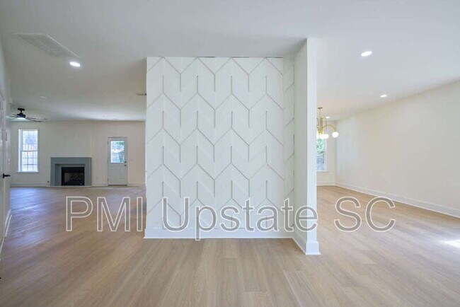 Building Photo - 307 Woodruff Lake Way