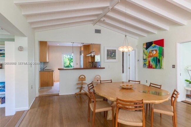 Building Photo - 1123 Bay Dr