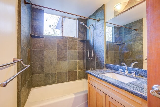 Building Photo - HOLIDAY SPECIAL***2 WEEKS FREE** 3 Bed/2 Bath Oasis in Royal Woods - Available Now