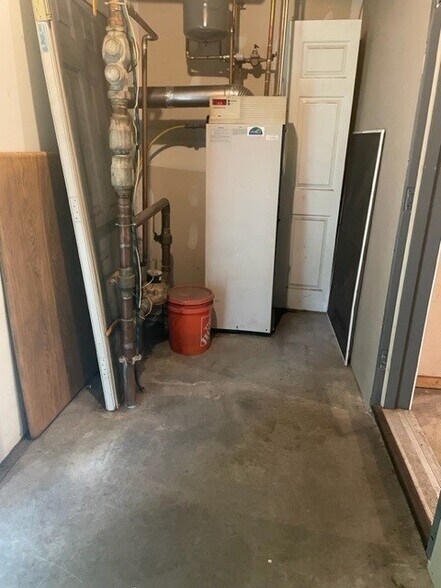 Building Photo - 1029 Mammoth Rd