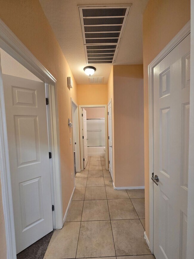 Building Photo - 3 BED / 2 BATH SINGLE STORY HOME IN SUN CI...