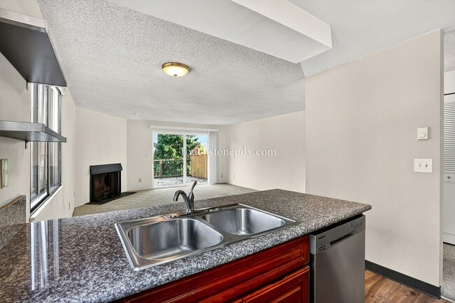 Building Photo - Bright Home with Stunning Mountain Skyline Setting!