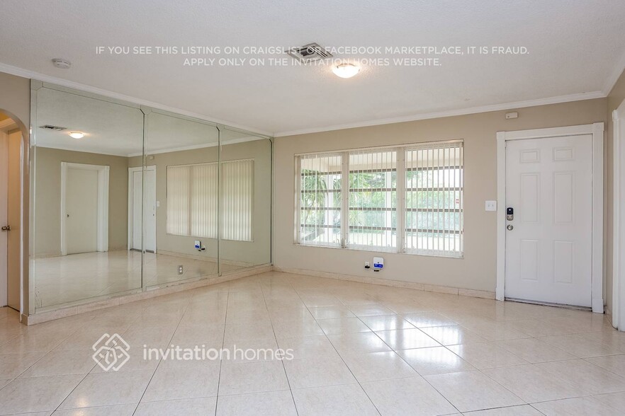 Building Photo - 1313 N Park Rd