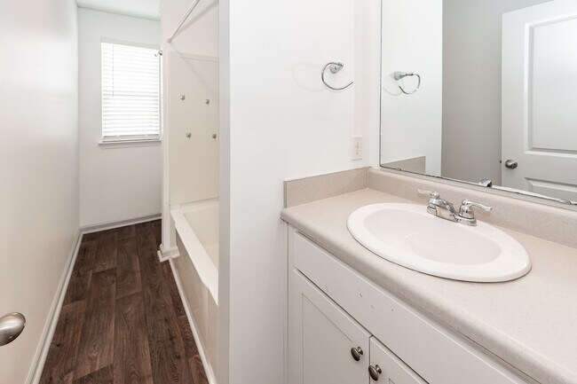 Building Photo - 3 Bedroom, 2.5 Bathroom Townhome in Cane Bay - Summerville