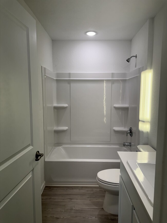 Common Bathroom - 13223 Faxon Pass