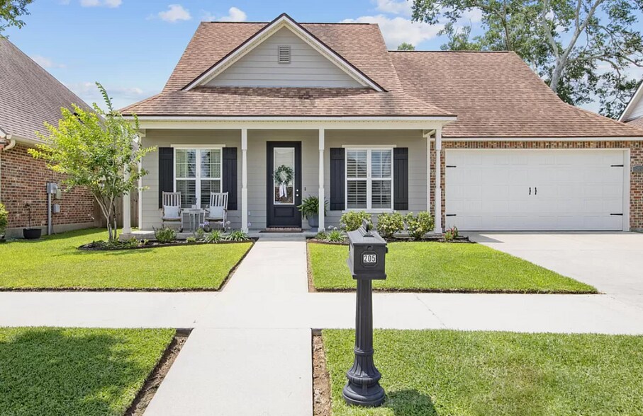 Building Photo - 205 Oak Path Dr