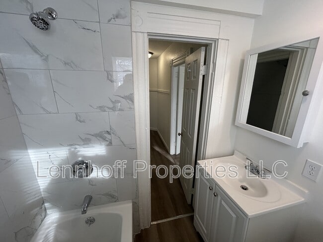 Building Photo - 27 Hilton St