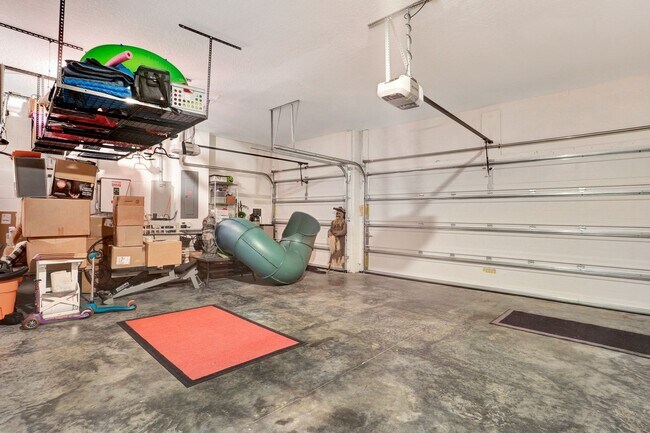 Building Photo - Gorgeous 4/3 in Newberry Corners