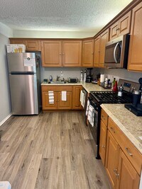 Building Photo - 100 Colonial Ct
