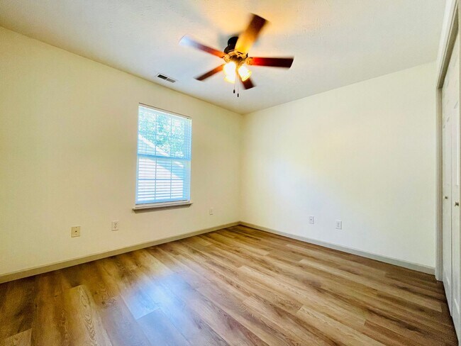 Building Photo - Great 3 Bed 2 Bath House with Garage!!