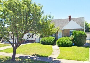 Building Photo - 3 BED 1.5 BATH BEAUTIFUL SINGLE FAMILY HOM...