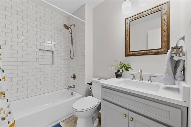 Building Photo - 594 King Cir