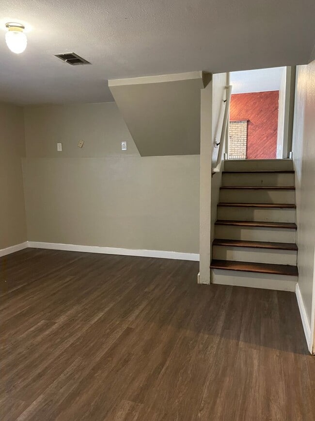 Building Photo - STUDENTS WELCOME! 5 Bedroom 3 Bathroom Single Family Home West Fort Collins