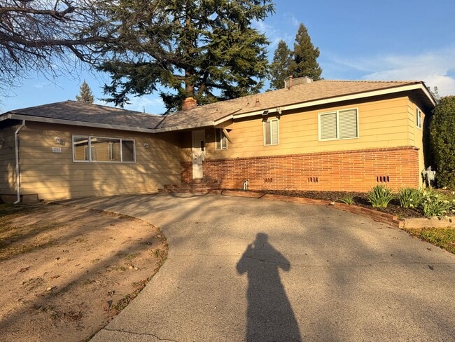 Building Photo - Spacious Home with Bonus Room And Huge Backyard in Quiet Neighborhood