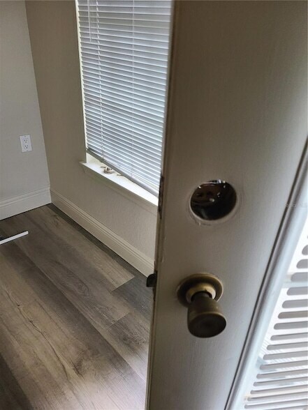 Building Photo - 8911 Manor Loop