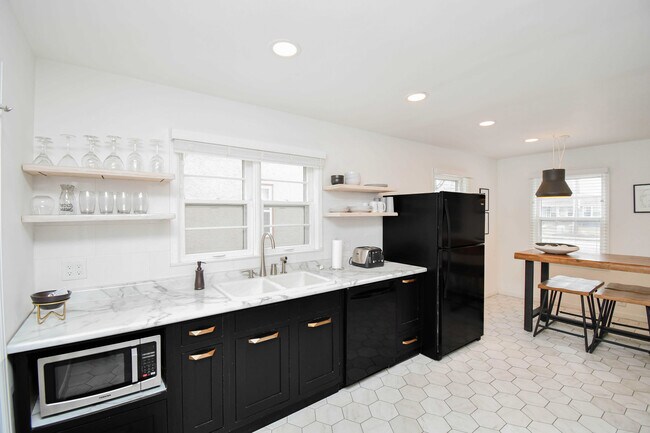 Building Photo - 2012 W 22nd St