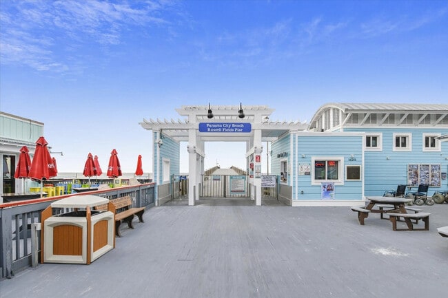 Building Photo - 9896 S Thomas Dr