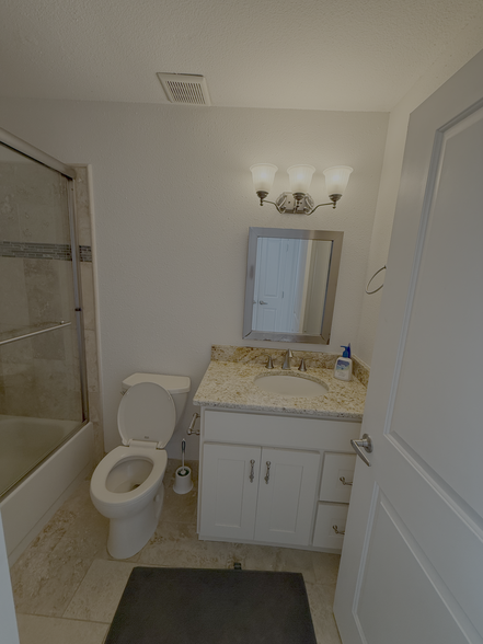 upstairs bath - 4626 MacArthur Ln