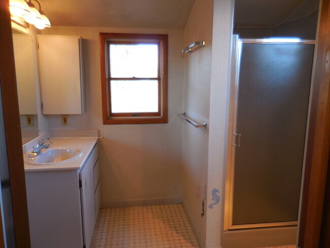 Upstairs bathroom - 4626 N Mullen St