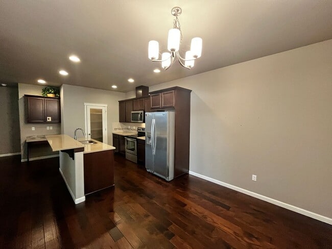 Building Photo - Large 4bed/3bath Home
