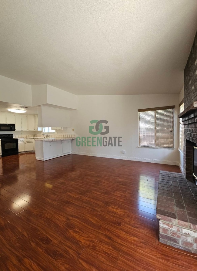 Building Photo - NOW AVAILABLE! Make this spacious 3 bedroo...