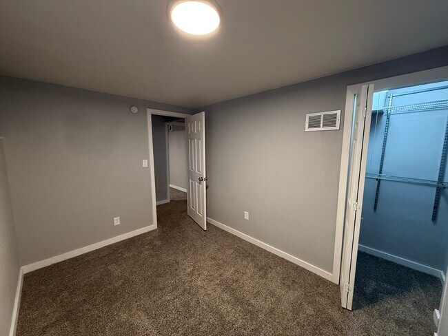 Building Photo - 1137 Pando Ave