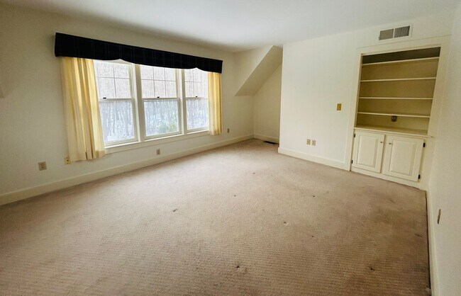 Building Photo - Beautiful 4 Bed/2.5 Bath Condo Available Now in Portsmouth NH |