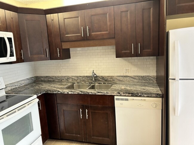 Building Photo - 705 7th Ct