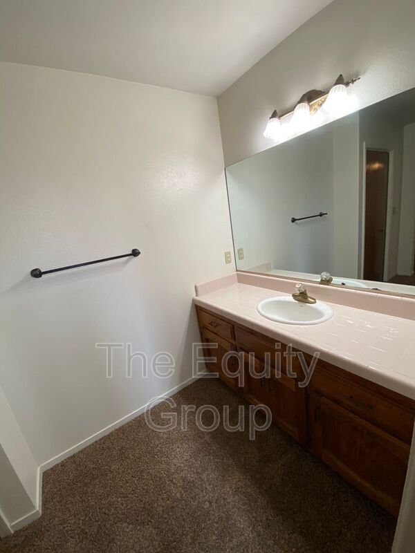 Building Photo - 5936 W Oak Ave